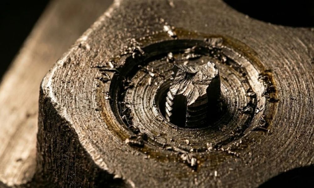 Почему ломаются метчики при нарезании резьбы