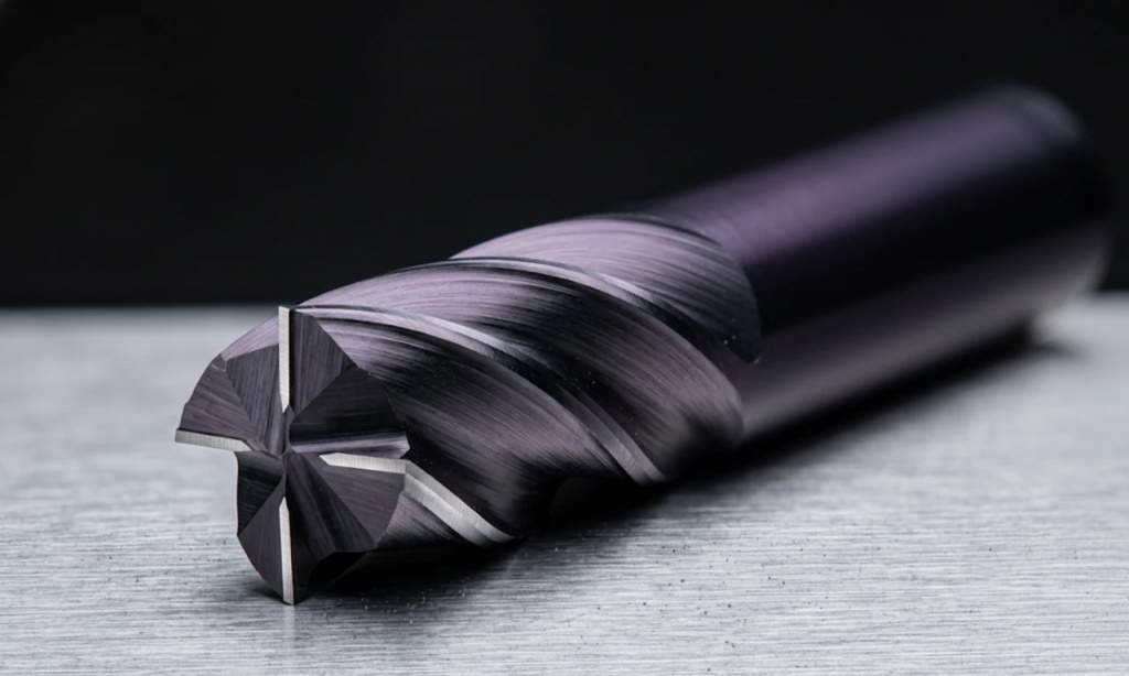 Режущая кромка твердосплавной фрезы по металлу крупным планом.