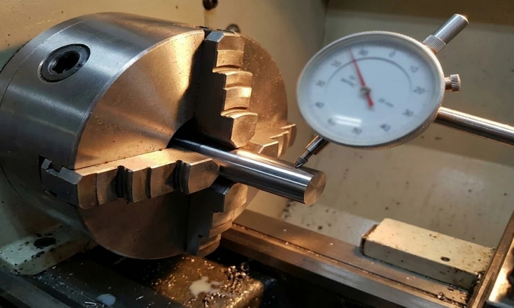 Выверка биения детали в четырехкулачковом патроне с помощью индикатора часового типа