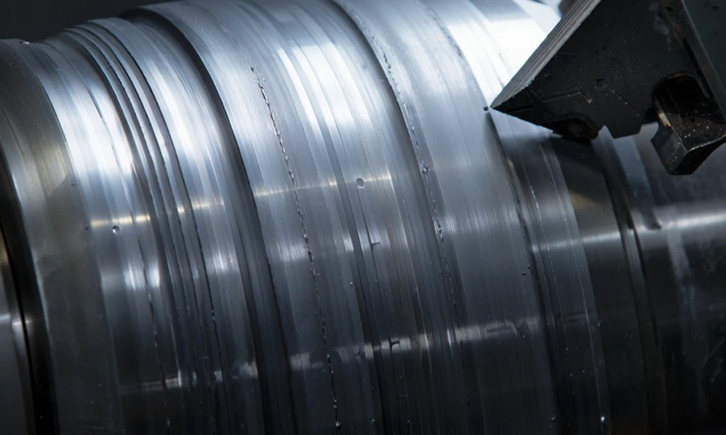 Следы вибрации и плохая чистота поверхности при токарной обработке