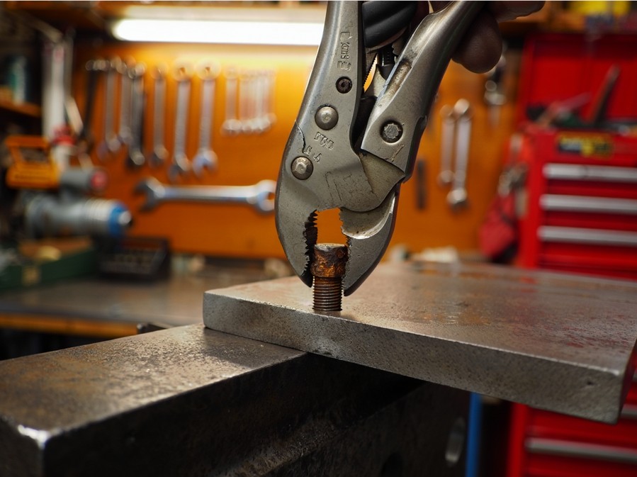 Выкручивание болта ключом