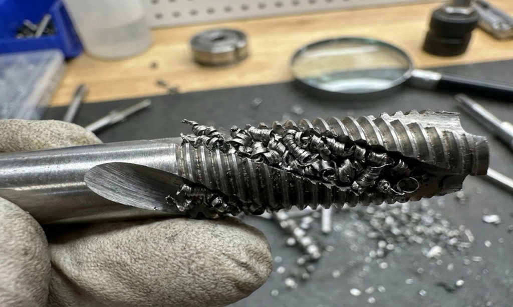 Стружечная пробка в канавках метчика при обработке вязкой стали