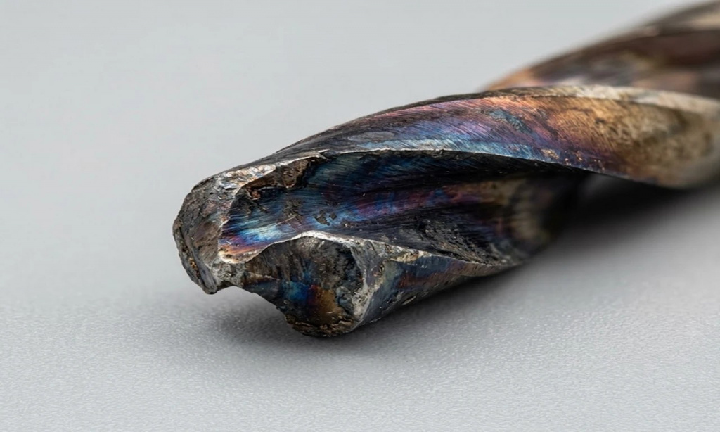 Перегрев кончика сверла по металлу при неправильной заточке.